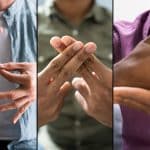 5 personnes en train d'apprendre la langue des signes