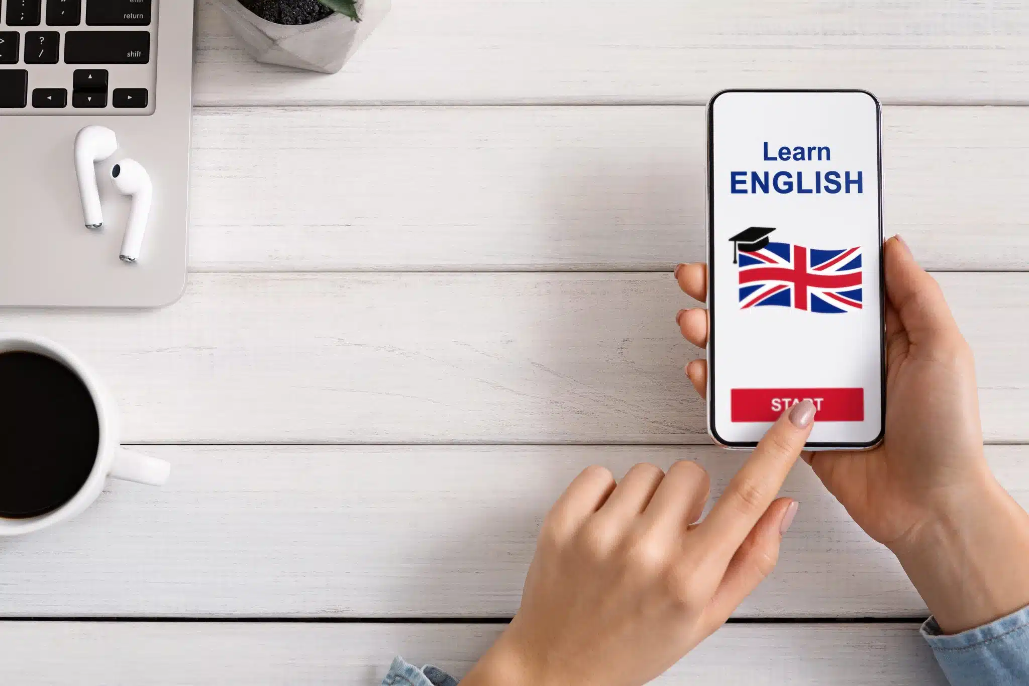 Ecran de téléphone mobile sur le quel un drapeau anglais est représenté en vue d'apprendre l'anglais à distance