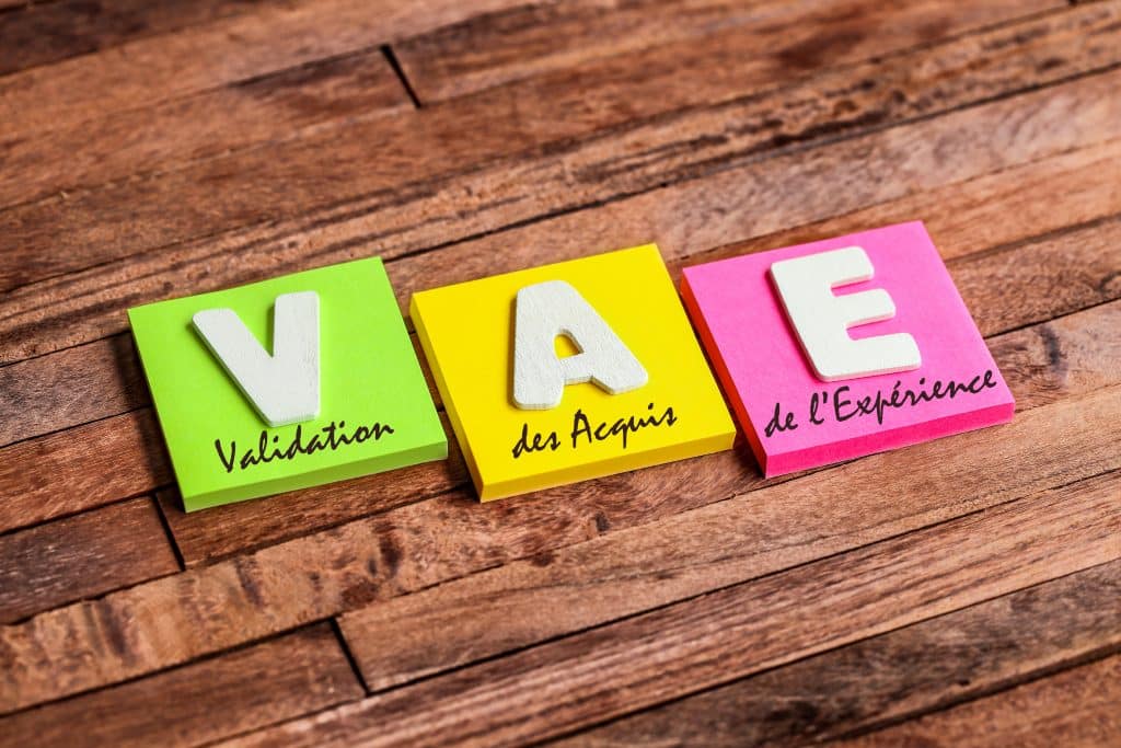 3 post-it révélant l'acronyme VAE pour expliquer l'importance de l'accompagnement VAE