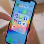 Logos de réseaux sociaux sur un smartphone