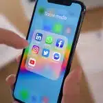 Logos de réseaux sociaux sur un smartphone