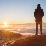 Homme seul face à l’horizon au lever de soleil, moment de reconnexion à soi