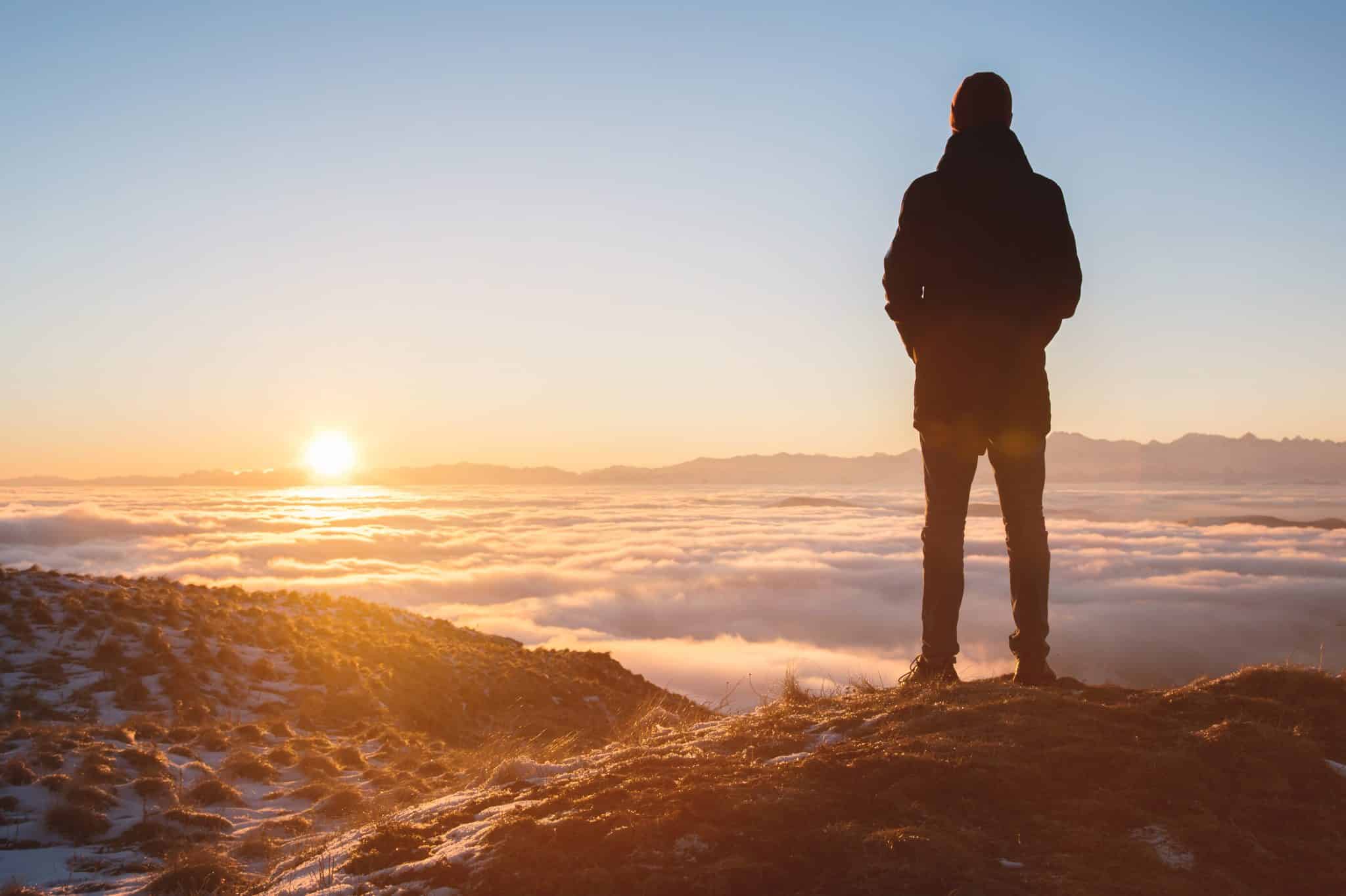 Homme seul face à l’horizon au lever de soleil, moment de reconnexion à soi