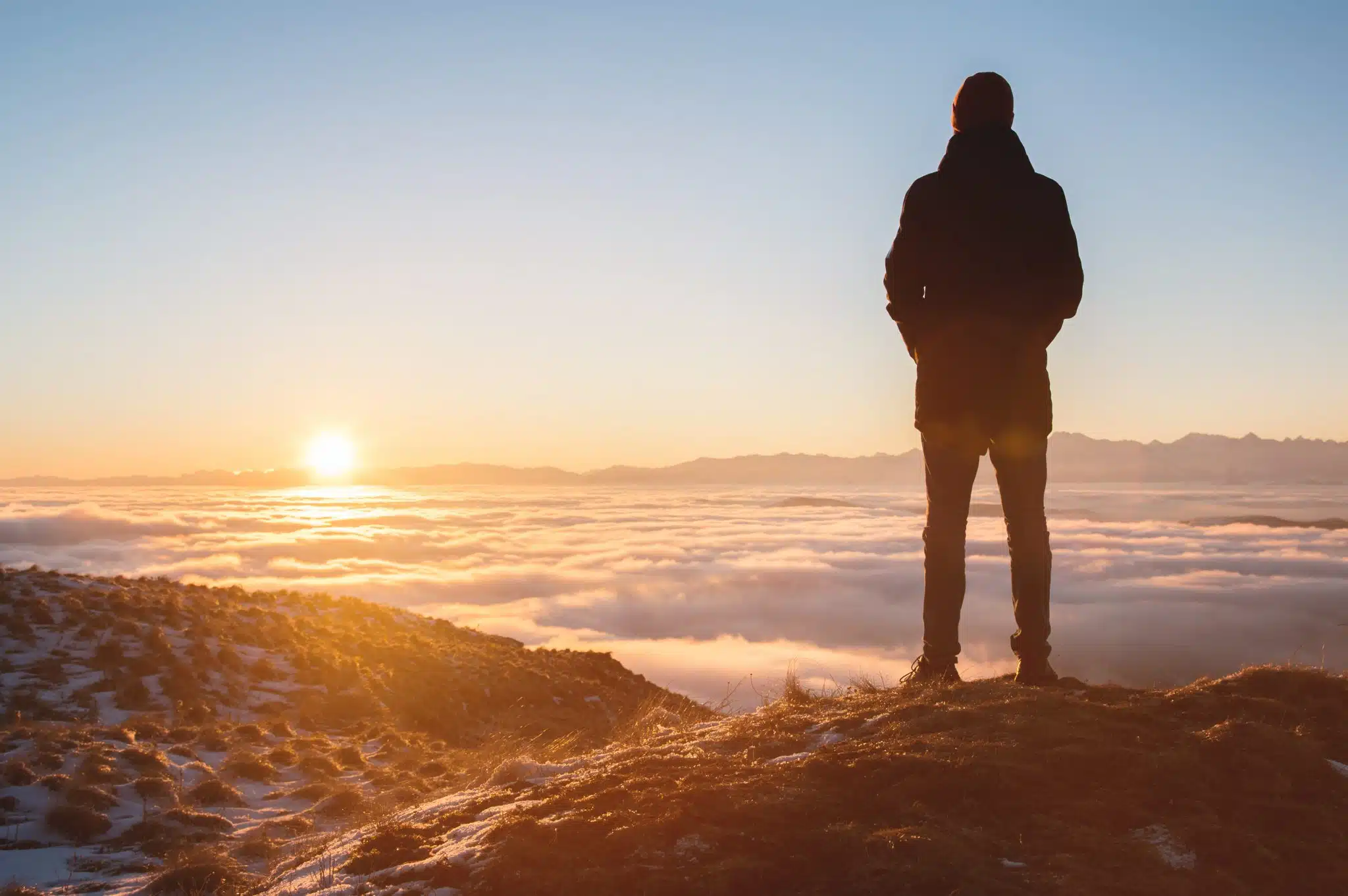 Homme seul face à l’horizon au lever de soleil, moment de reconnexion à soi