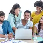 Bénévoles d’une association préparant une demande de subvention en ligne sur Le Compte Asso